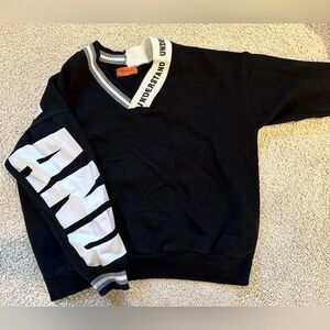 Oversized graphic lettering black/white v neck sweatshirt Onesize fits XS - XL